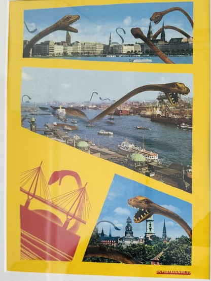 Eine Collage von Bildern, die Dinosaurierfiguren über malerische Flussufer von Hamburg legen, mit einer Schiffsillustration und dem Text "SUPERFREUNDE.EU" am unteren Rand.