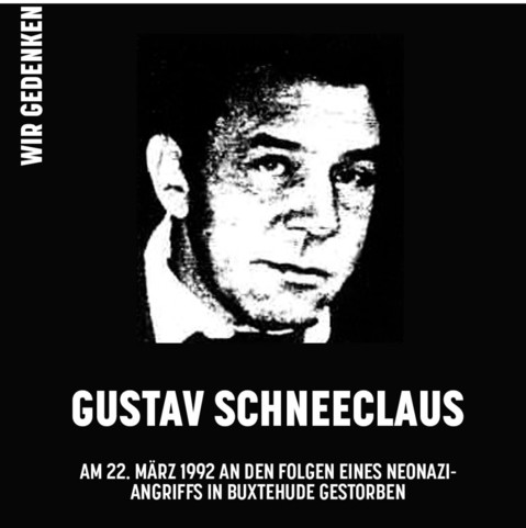 Schwarz-Weiß-Bild mit Text zum Gedenken an Gustav Schneeclaus, der am 22. März 1992 bei einem neonazistischen Anschlag in Buxtehude ums Leben kam.