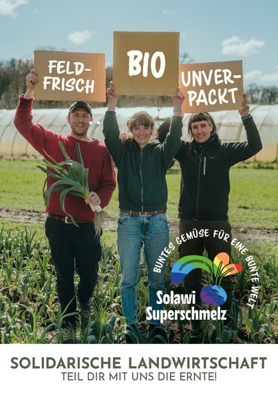 Drei Personen stehen auf einem Feld und halten Pappschilder mit den Aufschriften "FELD-FRISCH", "BIO" und "UNVERPACKT" hoch. Unten befinden sich Logos und Texte, die für die ökologische und gemeinschaftsgetragene Landwirtschaft werben.