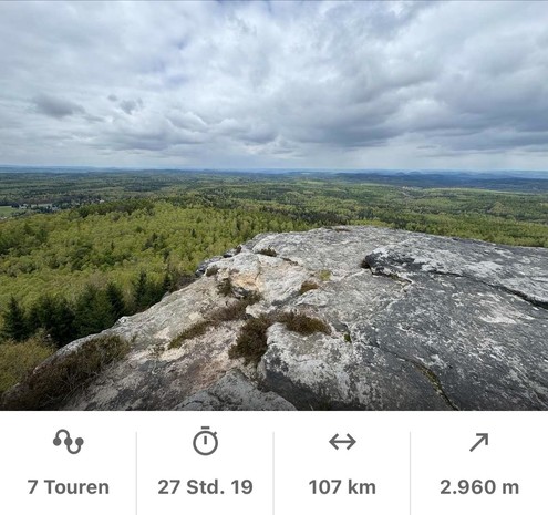 Felsiger Aussichtspunkt mit weitem Blick auf eine bewaldete Landschaft unter einem bewölkten Himmel.

Dazu folgende Tourdaten:

7 Touren
27h, 19min 
107 km
2.960 Höhenmeter
