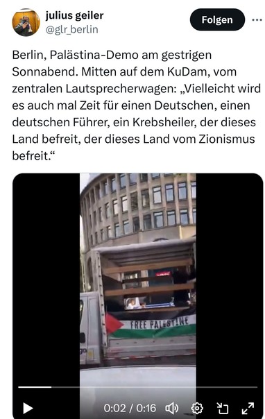 Ein Screenshot einer Social-Media-Plattform zeigt ein Video, das ein Fahrzeug mit einem Banner mit der Aufschrift "FREE PALESTINE" an der Seite zeigt. Der Beitrag des Nutzers scheint eine Demonstration in Berlin im Zusammenhang mit Palästina zu diskutieren und bezieht sich auf Aussagen eines