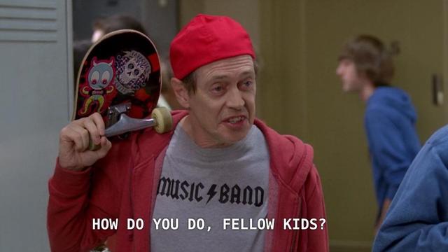 Das Bild zeigt den Schauspieler Steve Buscemi, der jugendlich gekleidet ist und ein Skateboard hält, und begrüßt andere humorvoll mit dem Satz: "How do you do fellow kids?" Im Hintergrund gibt es andere Personen in einer Schulumgebung.