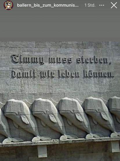 Eine KI-Version des Hamburger Kriegsklotzes mit dem Text „Timmy muss sterben, damit wir leben können“
Statt den eigentlich darunter gezeigten Soldaten sind Wale abgebildet